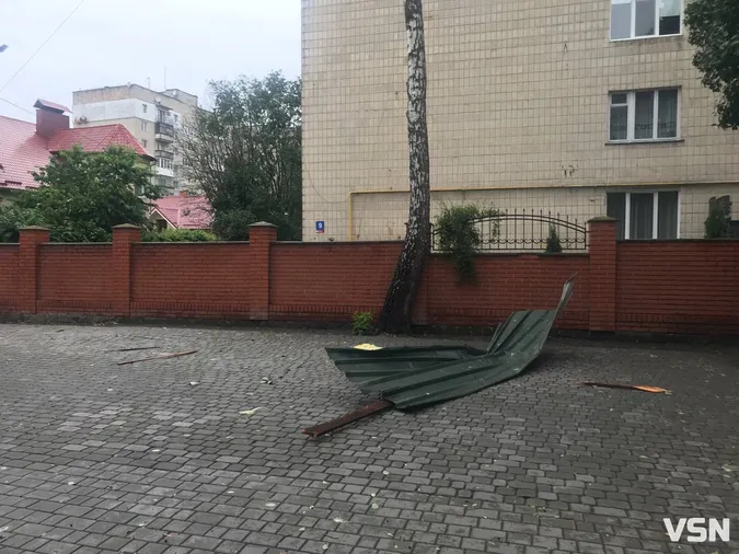 Зірвало дах: у центрі Луцька буря наробила біди (фото, відео)