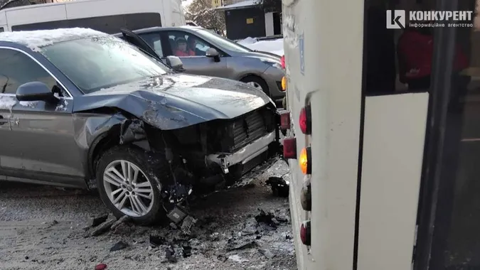 У Луцьку авто лишилось без бампера через пристрасний цілунок із маршруткою (фото)