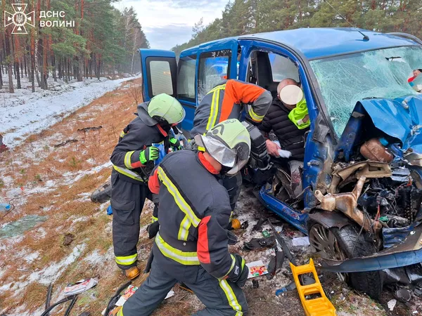 На Волині – аварія: трьох людей затисло в автівках (фото)