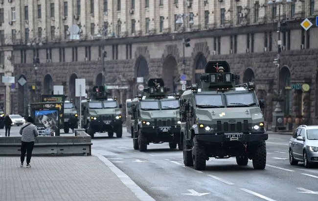 Українська військова техніка їде центром Києва (Getty Images)