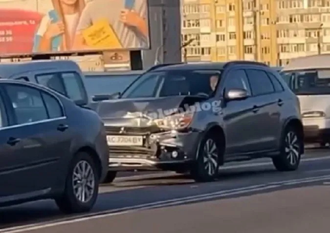 У Луцьку на мосту біля ПортCity влупилися «рено» і «мітсубісі» (відео)