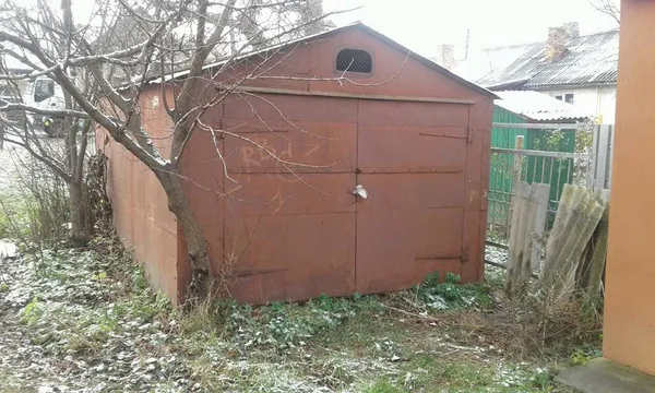 Муніципали показали, що лучани зберігають у незаконних гаражах (фото)