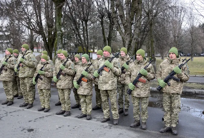 Юні та не дуже: у Луцьку новобранці-прикордонники склали присягу (фото)