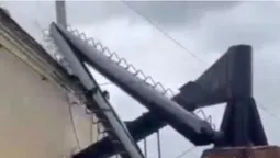У селі Луцького району потужний вітер обвалив металеву трубу котельні (відео)