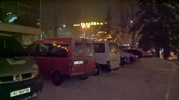 У центрі Луцька – стихійна стоянка авто (фотофакт)