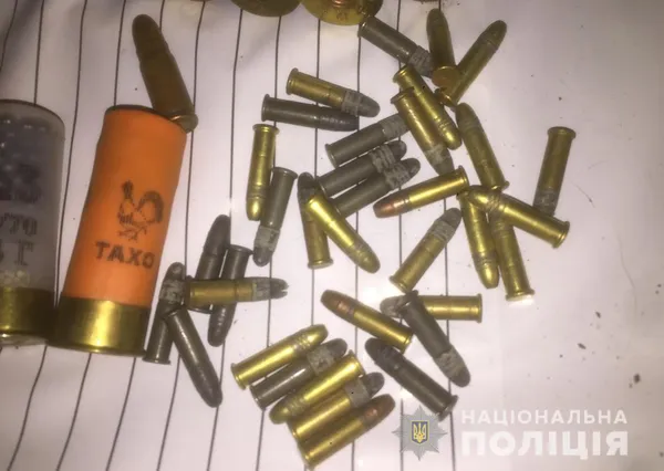 Волинянин у підвалі будинку зберігав набої та детонатори (фото)
