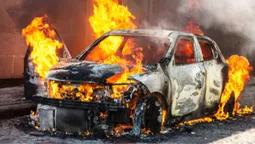 Помста як у 90-х: на Волині ображена жінка спалила авто чоловіка (відео)