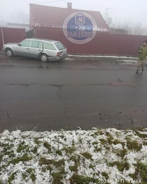 Зняв номерні знаки і втік: у Володимирі п'яний таксист в'їхав у авто (фото)