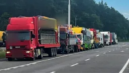 Везли пересувні атракціони: на Волині патрульні зупинили одразу 9 авто (фото)