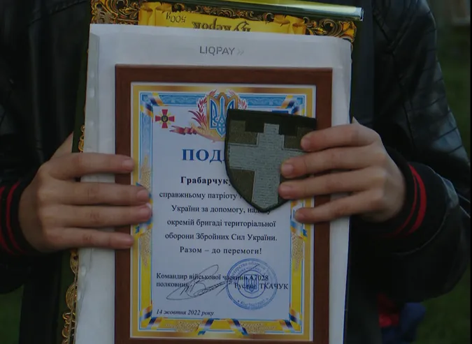 Грамоти, шеврони, цукерки: волинські тероборонівці віддячили дітям за зібрані гроші (фото)
