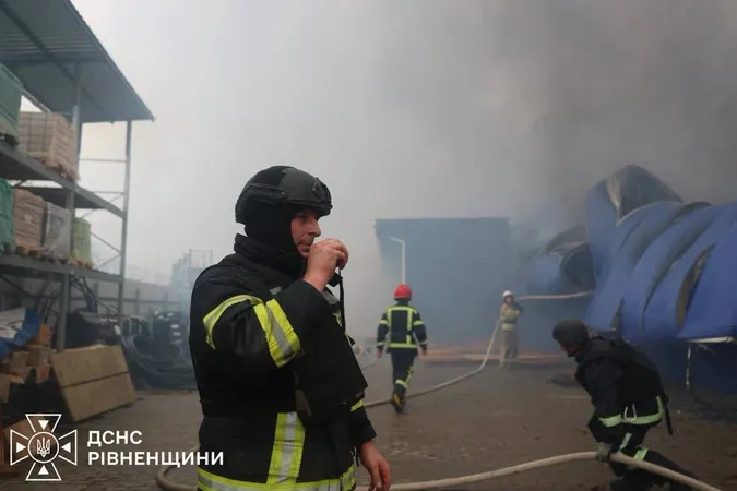 Масштабна пожежа та четверо постраждалих: наслідки атаки на «Епіцентр» на Рівненщині (фото)
