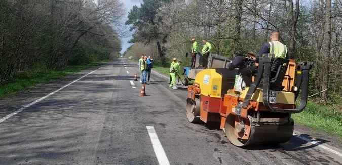 Війна внесла свої корективи: на Волині «латають» важливу дорогу (фото, відео)