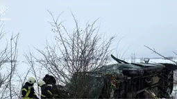 У Володимирському районі перекинулася автівка: шістьох людей витягала ДСНС (фото)