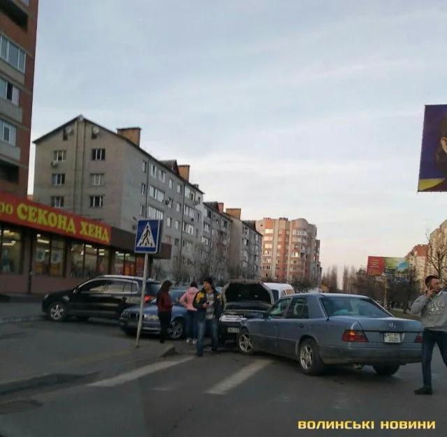 Не розминулися: у Луцьку дві автівки врізалися «лоб в лоб»