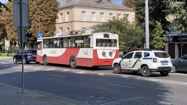 Рух ускладнено: у центрі Луцька тролейбус «цьомнув» «ніссан» (фото)