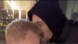 У Києві чоловік ледве не побив музиканта на кріслі колісному, через відмову співати російською (відео)