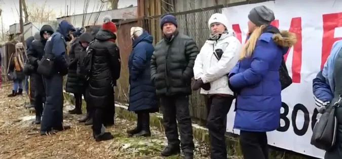 Муніципали, підприємці, патрульні і болгарка: що нині відбувається на Старому ринку (відео)