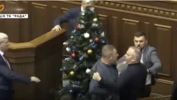 "Махач" у Верховній Раді: Гузь напав на Шуфрича (відео)