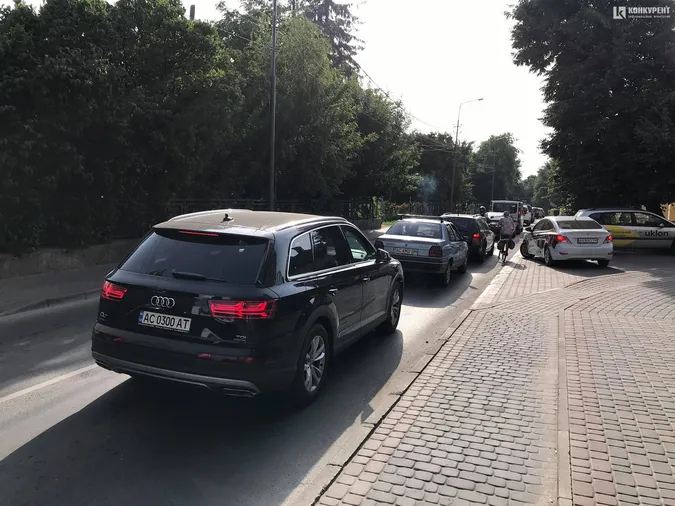 У центрі Луцька – затор у «час пік» через ДТП на кільці (фото)