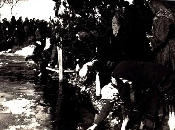 Місцеві мешканці набирають воду з річки, Володимир, 1917.