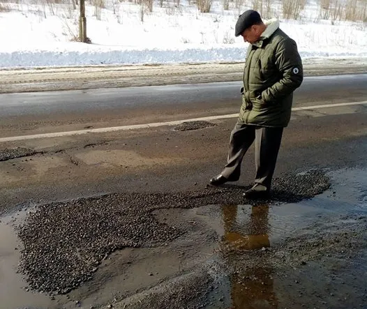 Волинські «дорожники» з мітлами та лопатами ремонтують засніжену дорогу (відео)