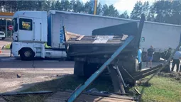 Пасажир вилетів з кабіни: повідомили деталі аварії за участі фури та вантажівки (фото)