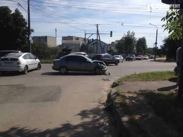 ДТП у Луцьку: внаслідок зіткнення автомобіль винесло на тротуар