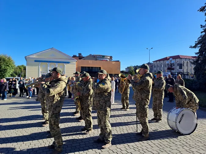 Ковель навколішки попрощався з воїном Ігорем Гембицьким
