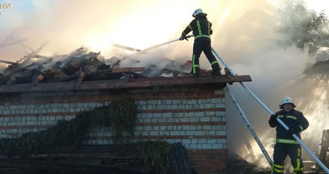 На Волині через короткі замикання горіли три будівлі (фото, відео)