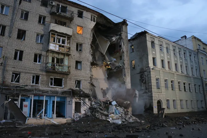 Вночі ворожа ракета влучила в багатоповерхівку в центрі Харкова (оновлено, відео)