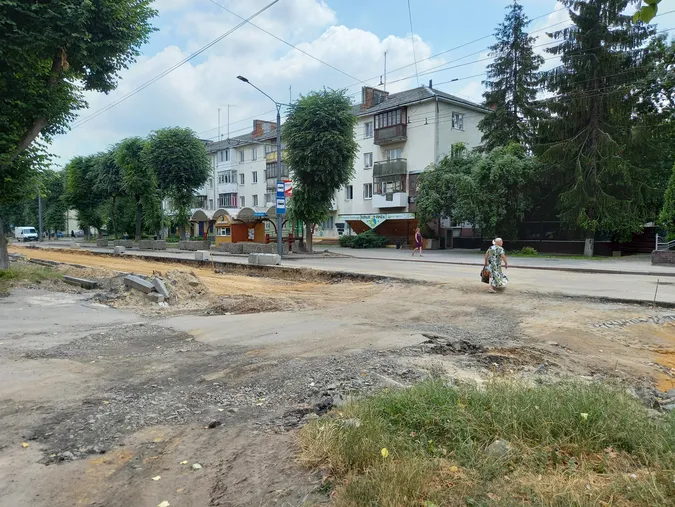 Знімають бруківку із тротуарів: що коїться на проспекті Волі у Луцьку (фото)