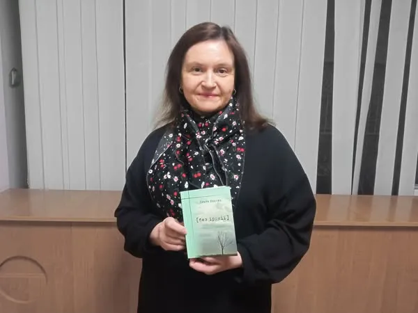 Письменниця Ольга Ляснюк відправила свою книгу на «службу» у волинську «сотку» (фото)