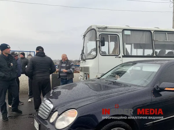 У Луцьку – ДТП на шляхопроводі: зіткнулися автобус і «мерседес» (фото)