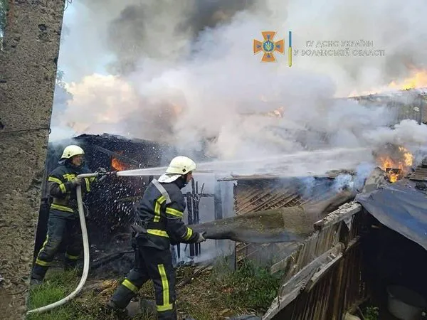 Несправність електричної системи: у Нововолинську зайнявся автомобіль (фото, відео)