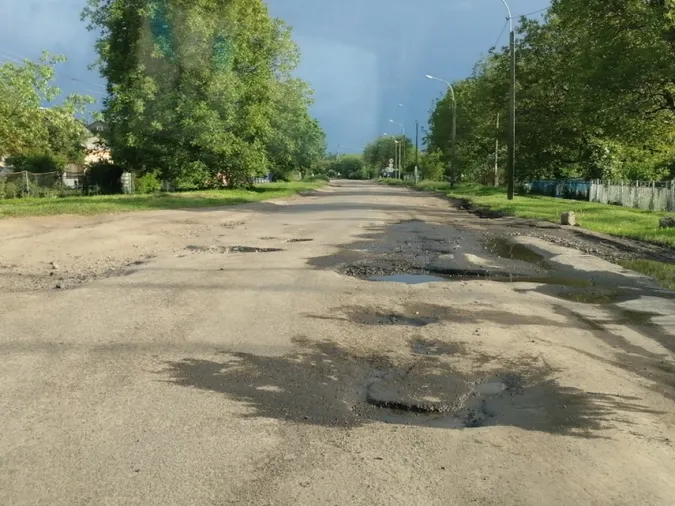 Лучани скаржаться на дорогу під Луцьком (фото)