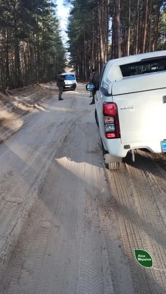 У лісі на Волині затримали чоловіків зі зброєю (фото)