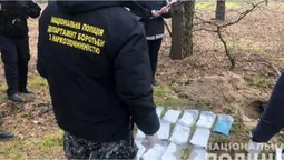 На Волині у лісі знайшли схованку з мефедроном (фото)