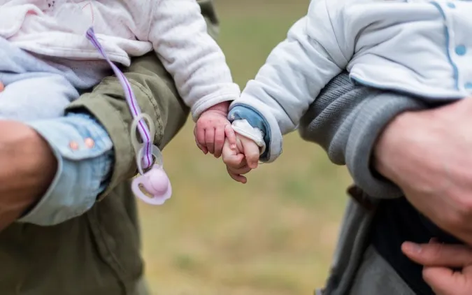 Їх переплутали в пологовому: 68-річні чоловіки виявили помилку після тесту ДНК