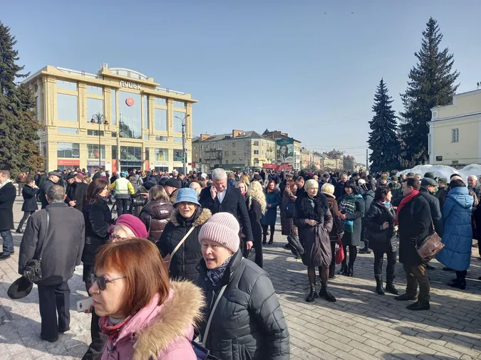 Сотні людей прийшли покласти квіти до пам'ятника Лесі Українці (фото)
