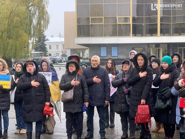 «Досить красти»: у Луцьку – акція з вимогою витрачати більше на ЗСУ (фото)