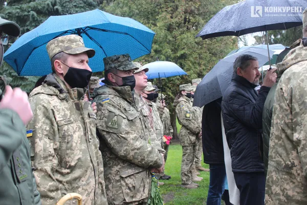 У Луцьку поклали квіти до пам'ятника невідомому солдату (фото)