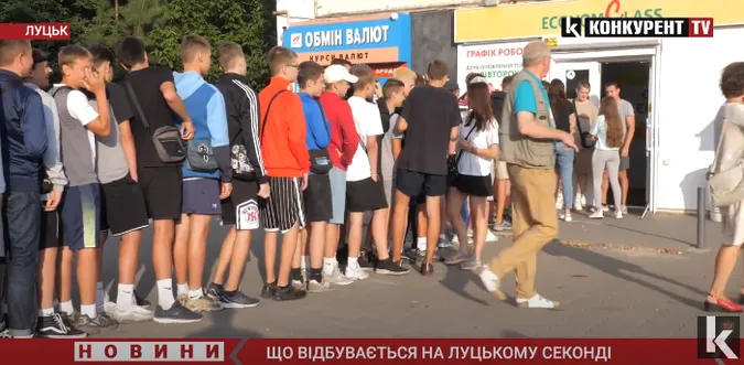О 5-ій ранку – вже у черзі: що відбувається на луцькому «секонді» у день завозу (відео)