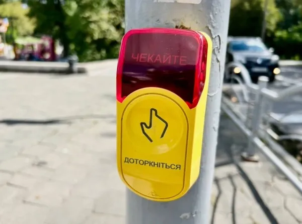 Майже 80% світлофорів у Луцьку вже мають сенсорні кнопки: як це працює (фото)