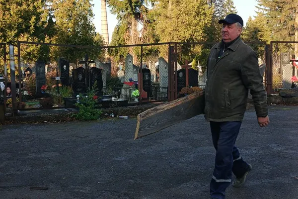 Жінкам – червоні, чоловікам – сині: як у Луцьку виготовляють труни (відео)