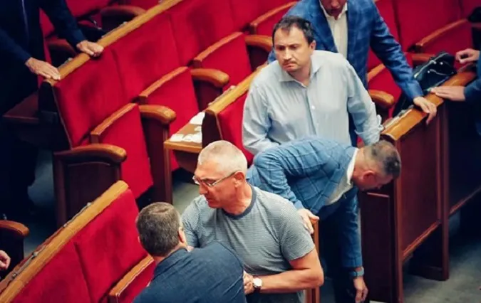 У Раді почублися нардепи від «Батьківщини» і «Слуги народу» (відео)
