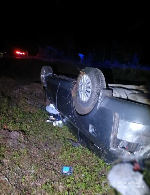 Автомобіль вилетів у поле та перекинувся: на Волині загинув 32-річний водій (фото)