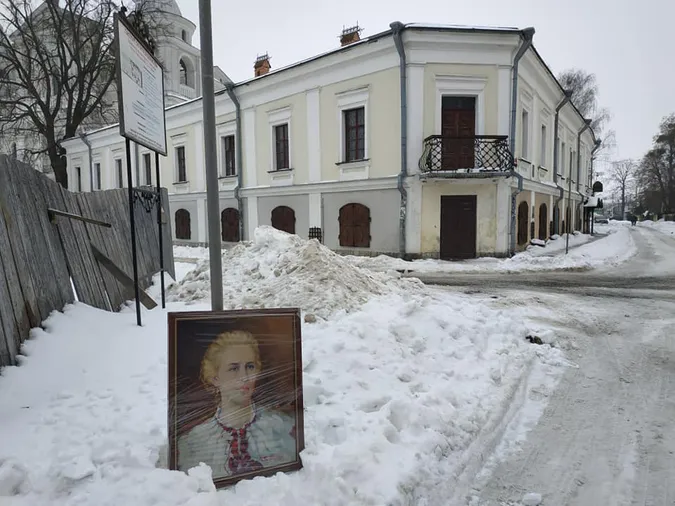 У Луцьку портрет Лесі Українки мандрує стежками, де ходила письменниця в дитинстві (фото)