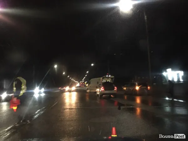 Біля Луцька – аварія: від удару у чоловіка злетіло взуття (фото)