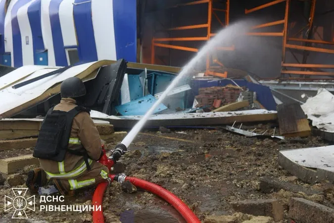 Масштабна пожежа та четверо постраждалих: наслідки атаки на «Епіцентр» на Рівненщині (фото)