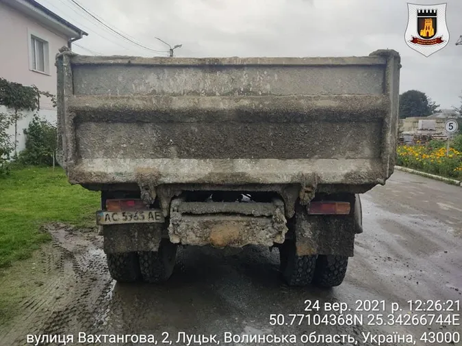 У Луцьку водія-нечупару змусили прибрати за собою (фото)